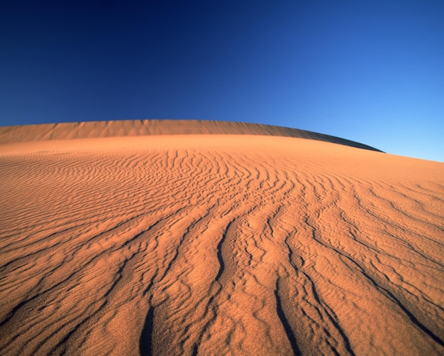 Photo low angle view of desert against clear sky