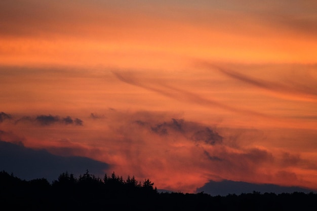 Photo low angle view of dramatic sky during sunset