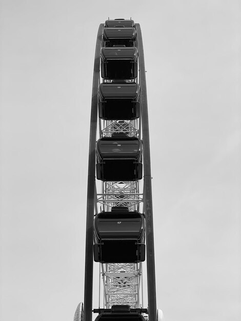 Photo low angle view of ferris wheel