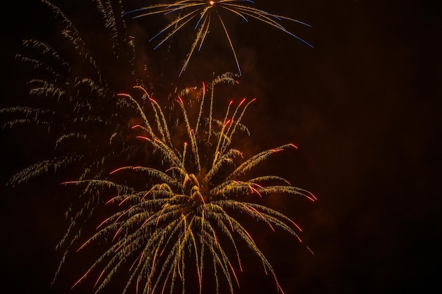 Photo low angle view of firework display at night