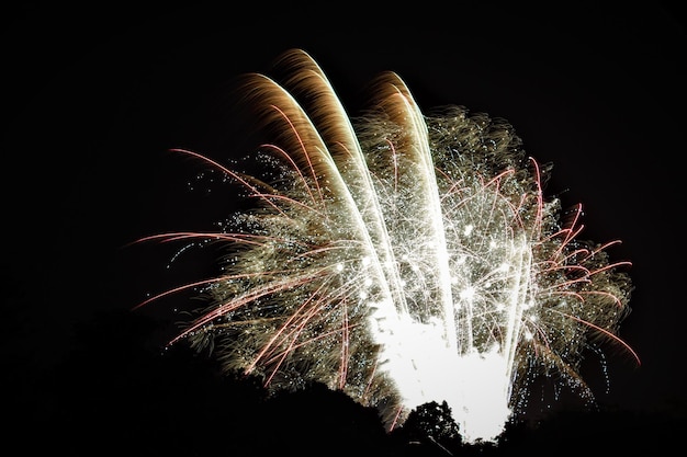 Photo low angle view of firework display at night