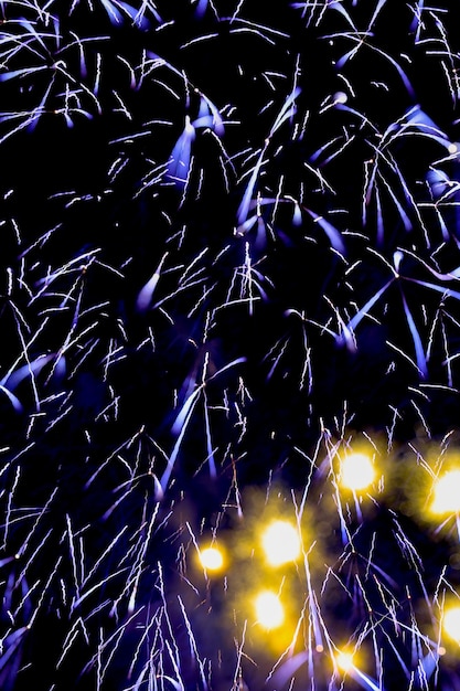 Photo low angle view of fireworks at night