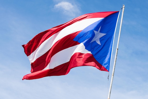 Photo low angle view of flag waving against sky