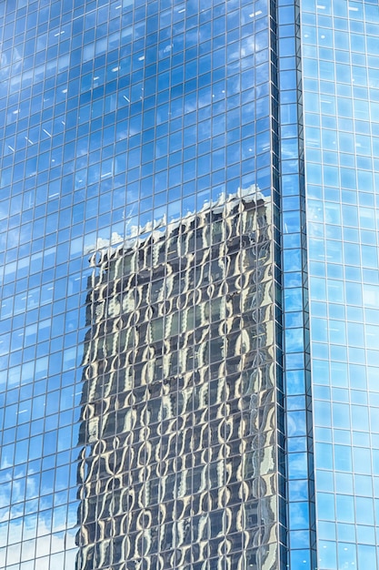 Photo low angle view of glass building against sky