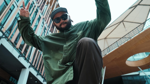 Photo low angle view of hipster pose in hip hop style surrounded by mall hiphop