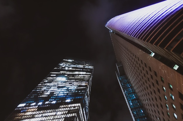 Photo low angle view of illuminated buildings against sky at night