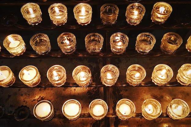 Photo low angle view of illuminated candles in temple