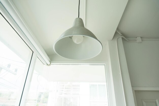 Photo low angle view of illuminated pendant lights hanging from ceiling