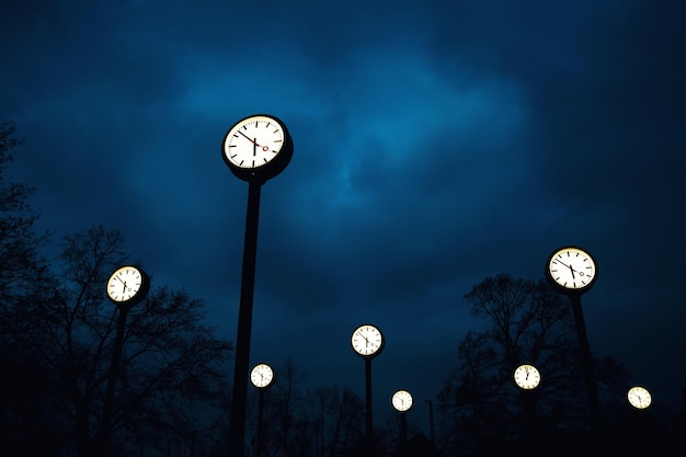 Photo low angle view of illuminated street light against sky