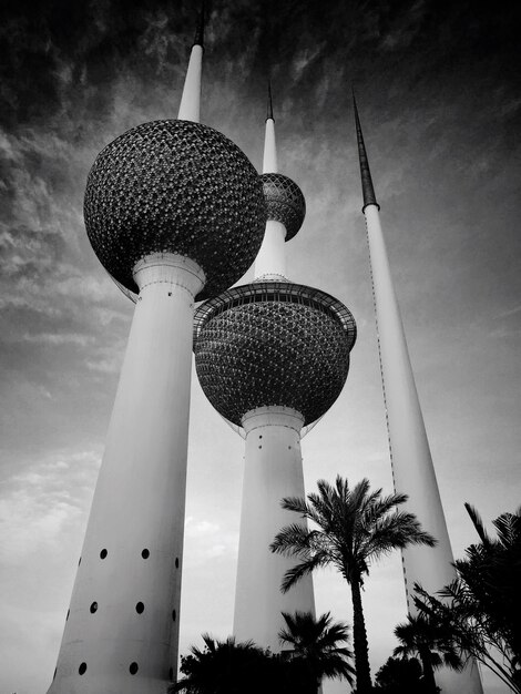 Photo low angle view of kuwait towers against sky in city