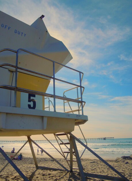 Photo low angle view of lifeguard hut at beach against sky