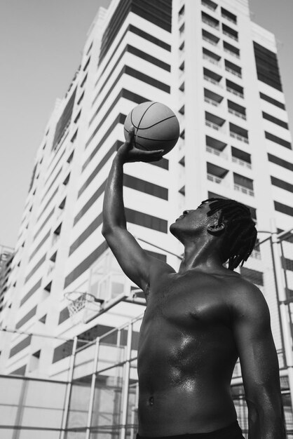 Photo low angle view of man playing with ball in city