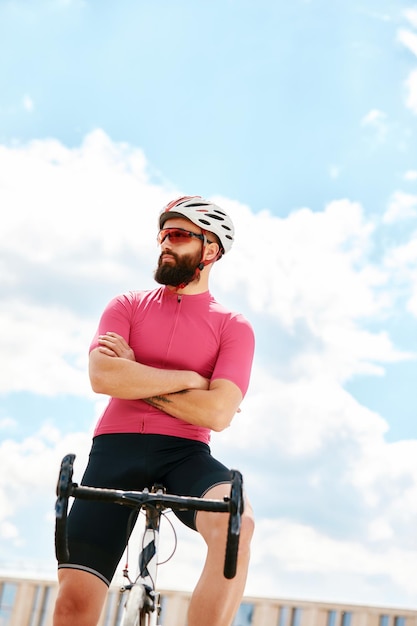 Photo low angle view of man riding bicycle against sky