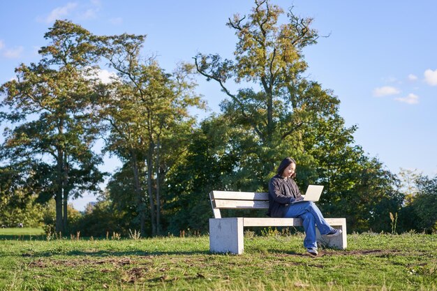 Photo low angle view of man standing on field