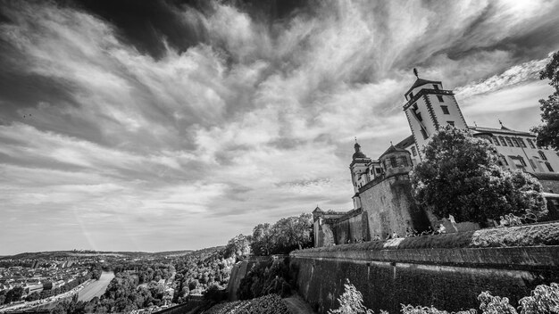 Photo low angle view of marienberg fortress against sky