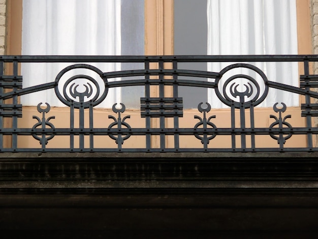 Photo low angle view of metallic balcony railing