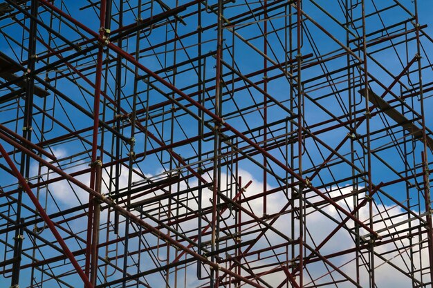 Photo low angle view of metallic structure against blue sky