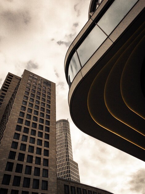 Photo low angle view of modern buildings against sky