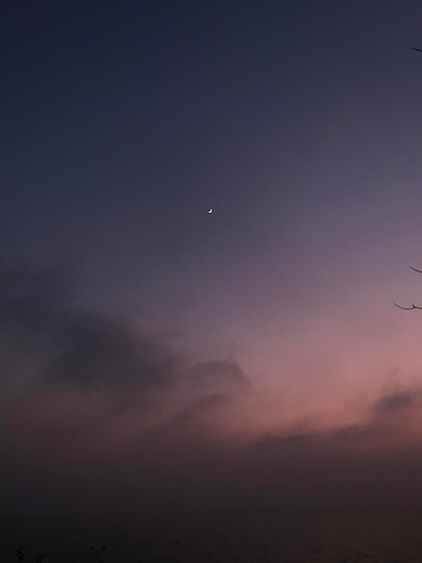 Photo low angle view of moon at sunset