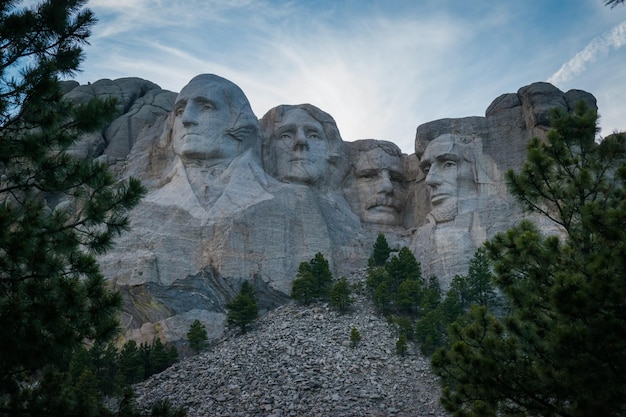 Photo low angle view of mount rushmore national memorial against sky