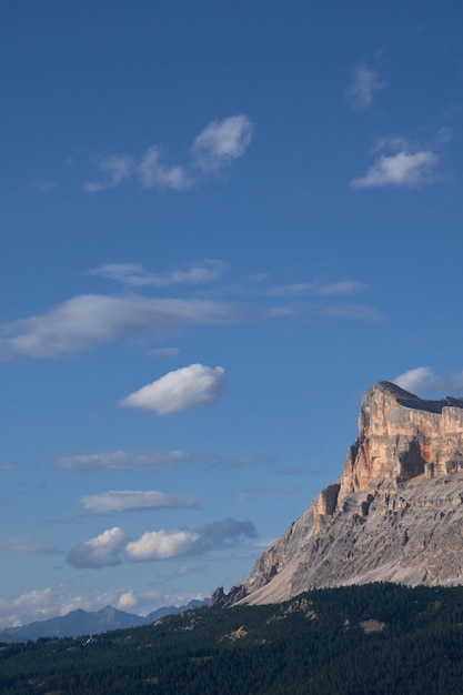 Photo low angle view of mountain against cloudy sky