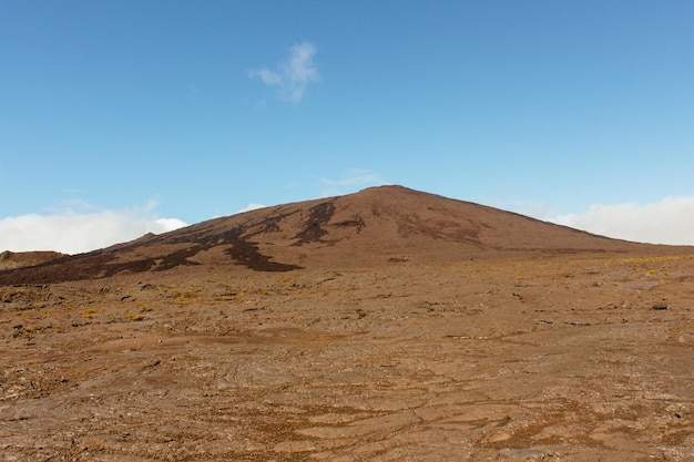 Photo low angle view of mountain at desert against sky