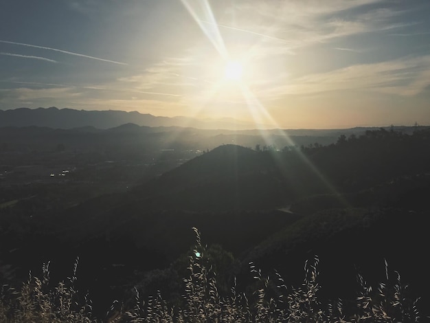 Photo low angle view of mountains against sky