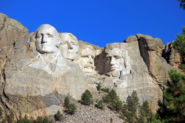 Photo low angle view of mt rushmore national monument against clear sky