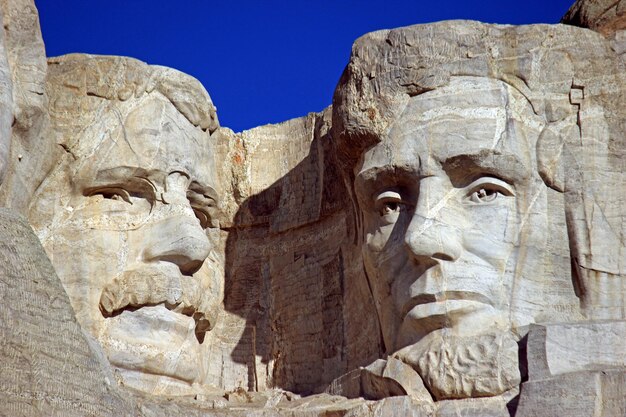 Photo low angle view of mt rushmore national monument against clear sky