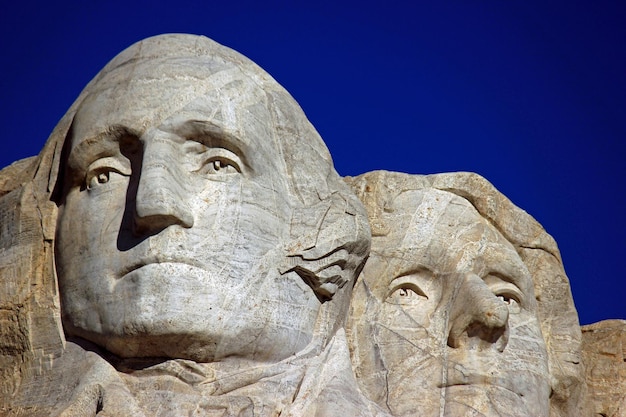 Photo low angle view of mt rushmore national monument against clear sky