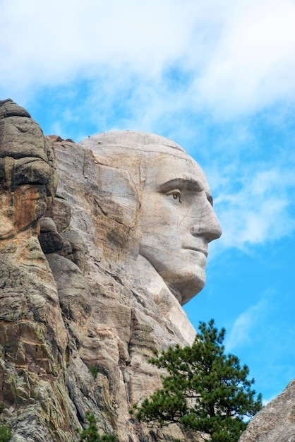 Photo low angle view of mt rushmore national monument against sky