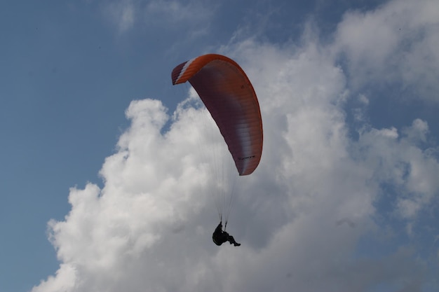 Photo low angle view of person paragliding against sky