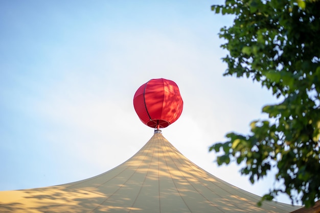 Photo low angle view of red balloons against sky