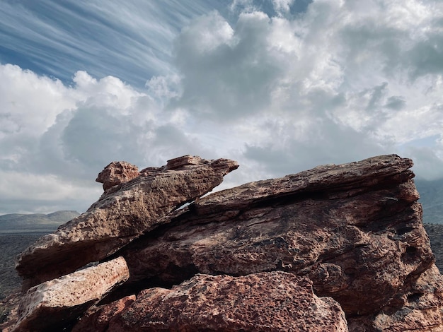 Photo low angle view of rock formation against sky