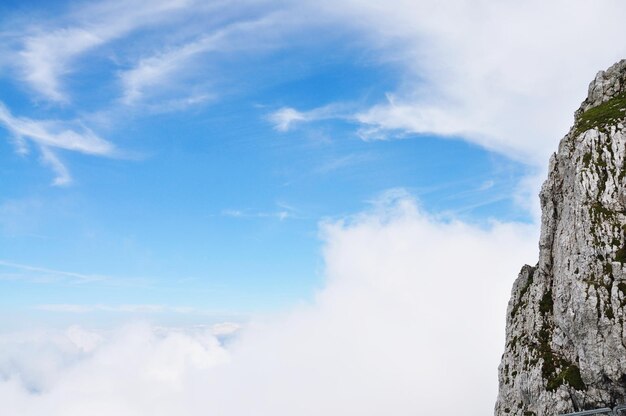 Photo low angle view of rock formation against sky