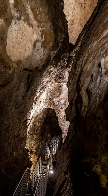 Photo low angle view of rock formation