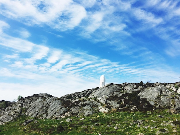 Photo low angle view of rock formations against sky