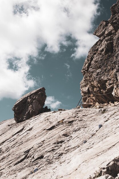 Photo low angle view of rock formations against sky