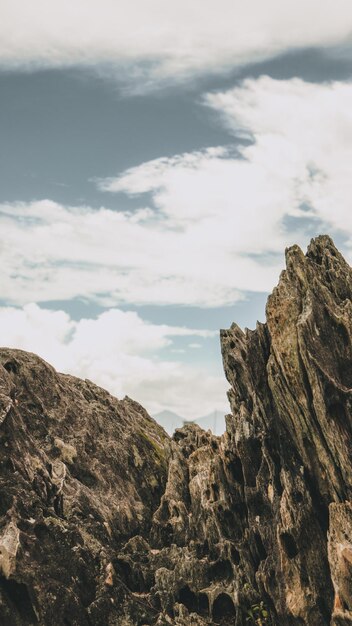 Photo low angle view of rock formations against sky