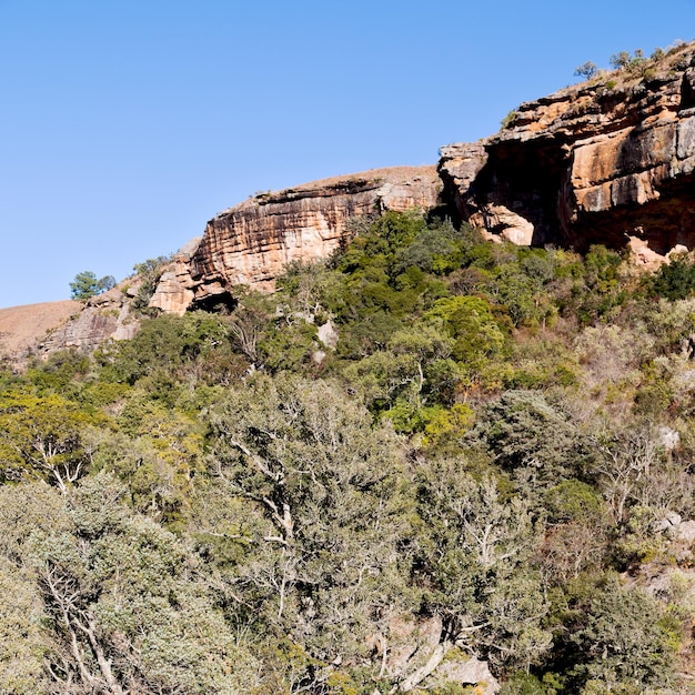 Photo low angle view of rock formations against sky