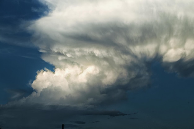 Photo low angle view of sea against cloudy sky