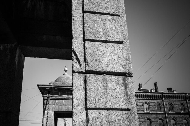 Photo low angle view of seagull perching on building against sky