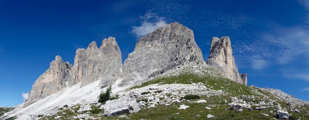 Photo low angle view of snowcapped mountain against sky