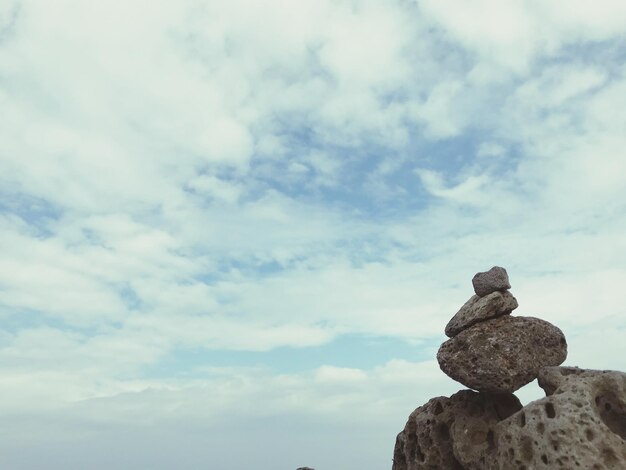 Photo low angle view of statue against sky