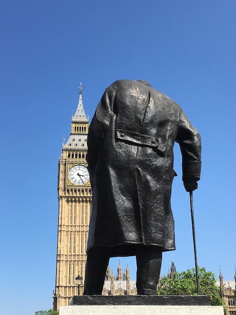 Photo low angle view of statue in city against clear sky