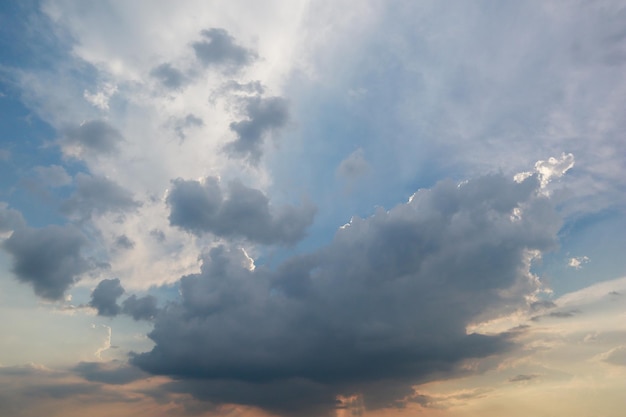 Photo low angle view of sunlight streaming through clouds