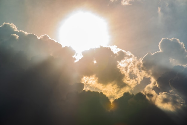 Photo low angle view of sunlight streaming through clouds