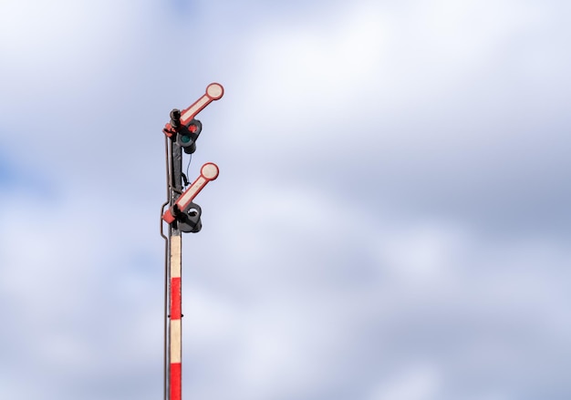 Photo low angle view of telephone pole against sky