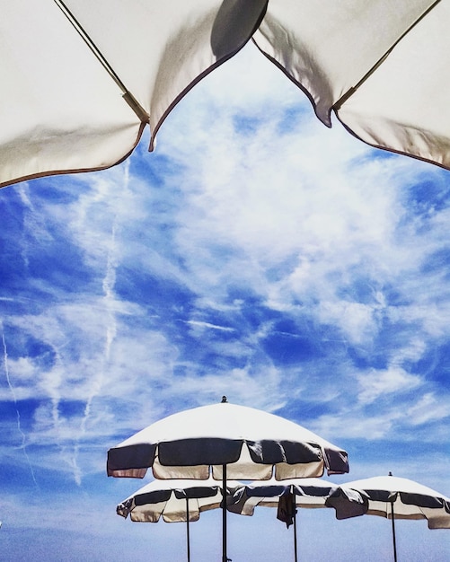 Photo low angle view of tent against sky