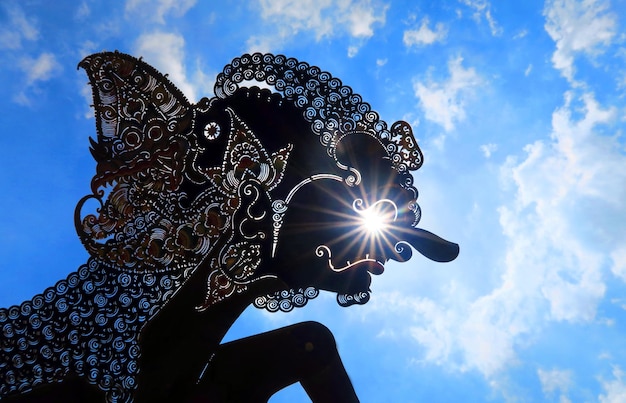 Photo low angle view of wayang kulit against sky